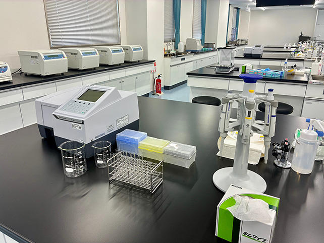 生体分析実習室や機器の写真