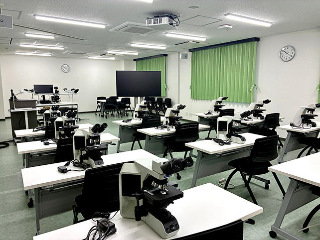 細胞検査室や機器の写真