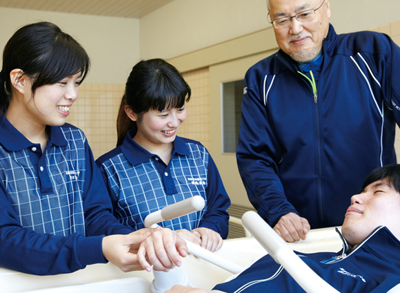 保健医療学部長 新井田 孝裕 副学長
